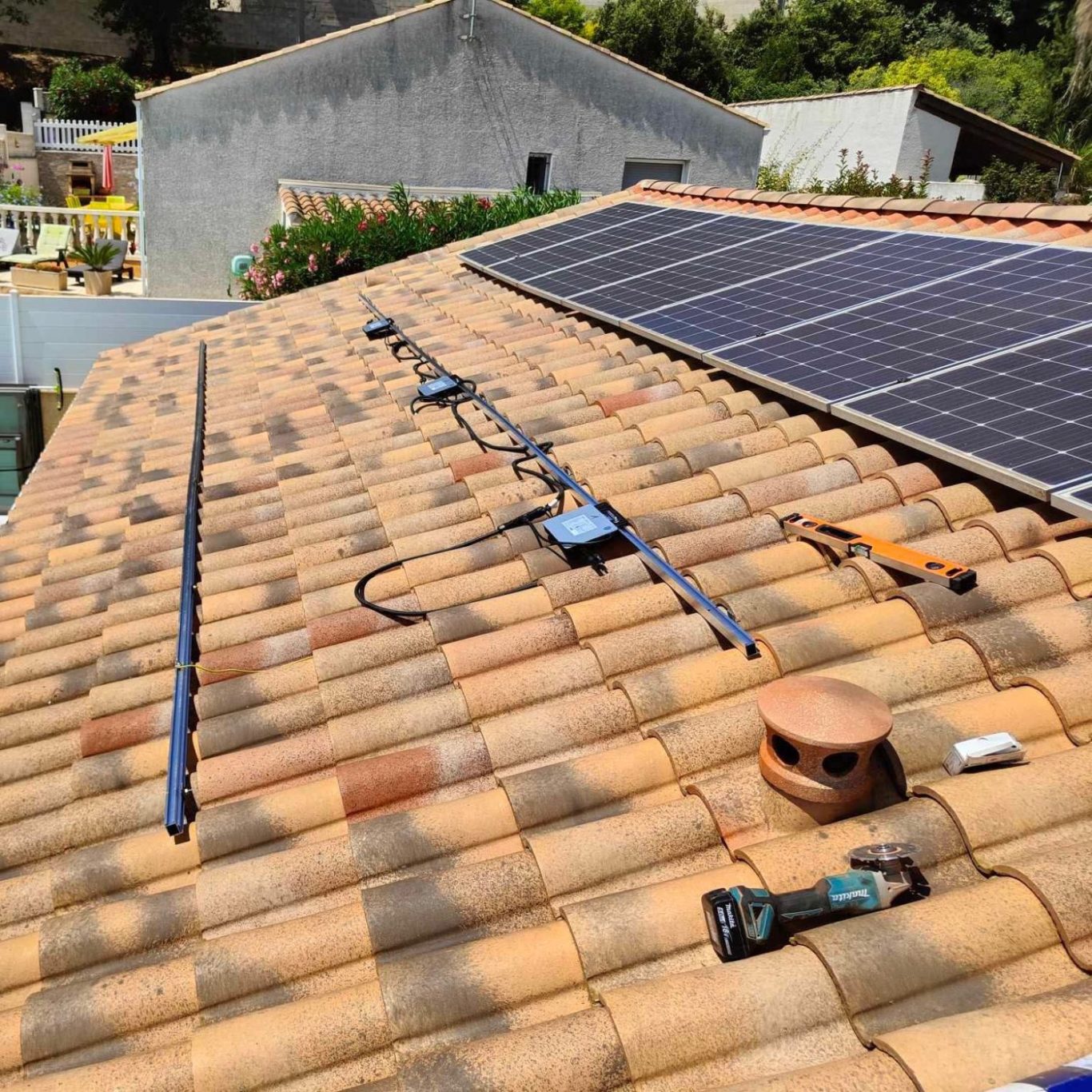 Installation de panneaux solaires par des travailleurs sur un toit.