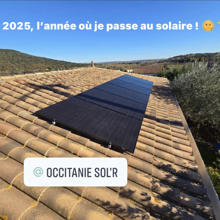 Panneaux solaires installés sur un toit en région Occitanie.