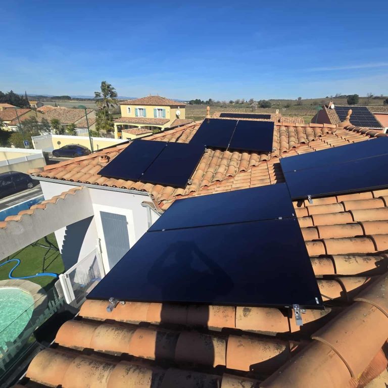 occitanie sol'r installation de panneaux solaire photovoltaiques et energie renouvelable Panneaux solaires installés sur un toit de tuiles, en arrière-plan des champs.