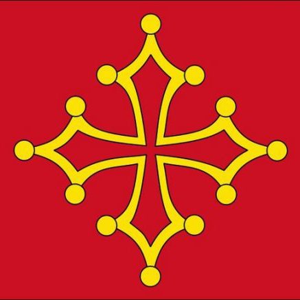 Drapeau rouge orné d'une croix occitane jaune.