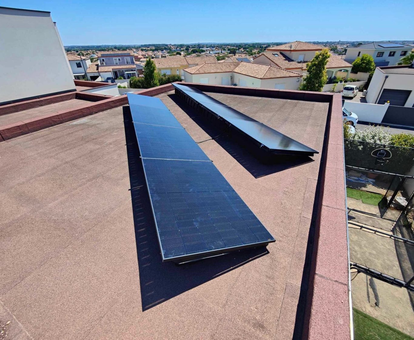 occitanie sol'r installation de panneaux solaire photovoltaiques et energie renouvelable Panneaux solaires installés sur un toit en tuiles, avec vue sur des collines.