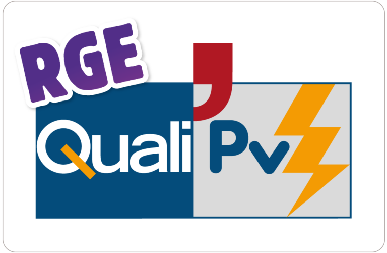 Logos "RGE" et "QualiPV" sur fond divisé, représentant des certifications énergétiques.