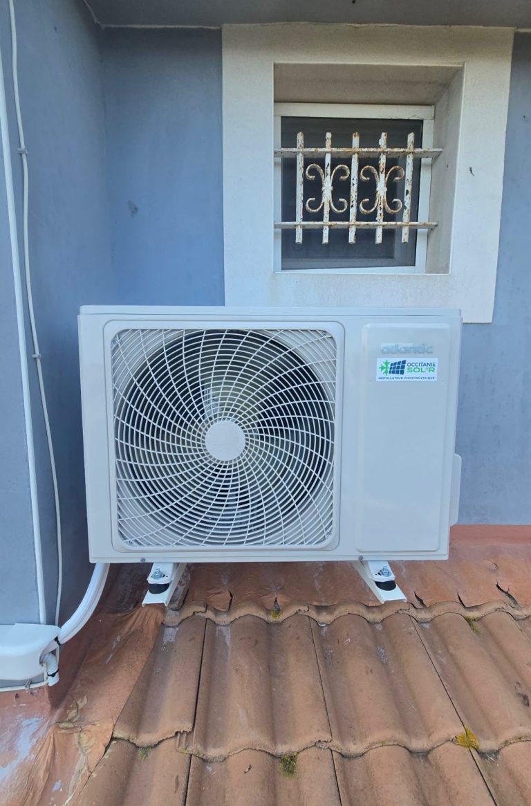 occitanie sol'r installation de panneaux solaire photovoltaiques et energie renouvelable Panneaux solaires installés sur un toit de tuiles, en arrière-plan des champs.