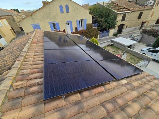 Panneaux solaires installés sur un toit en tuiles.