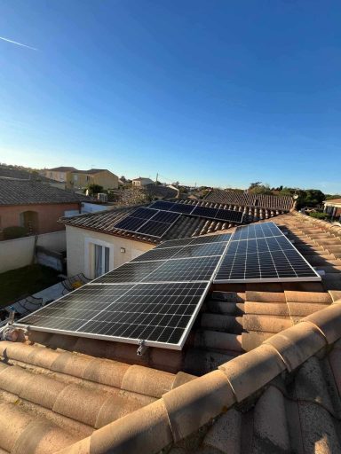 Panneaux solaires installés sur un toit sous un ciel dégagé.